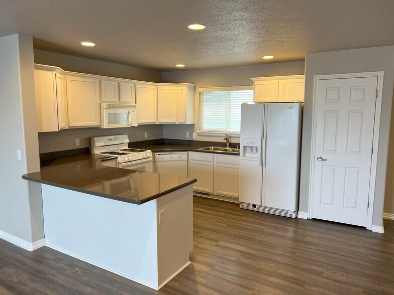 Kitchen - 1251 Alpine Way
