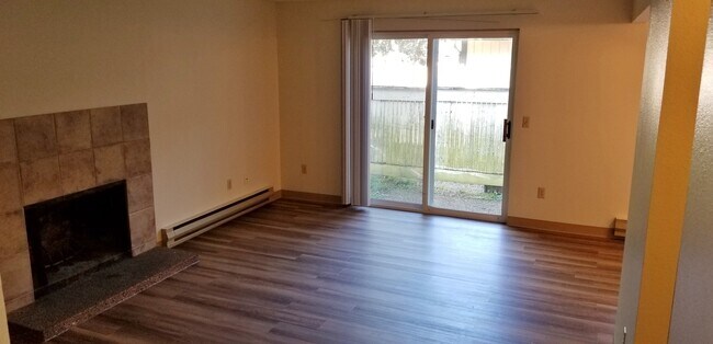 Building Photo - 757