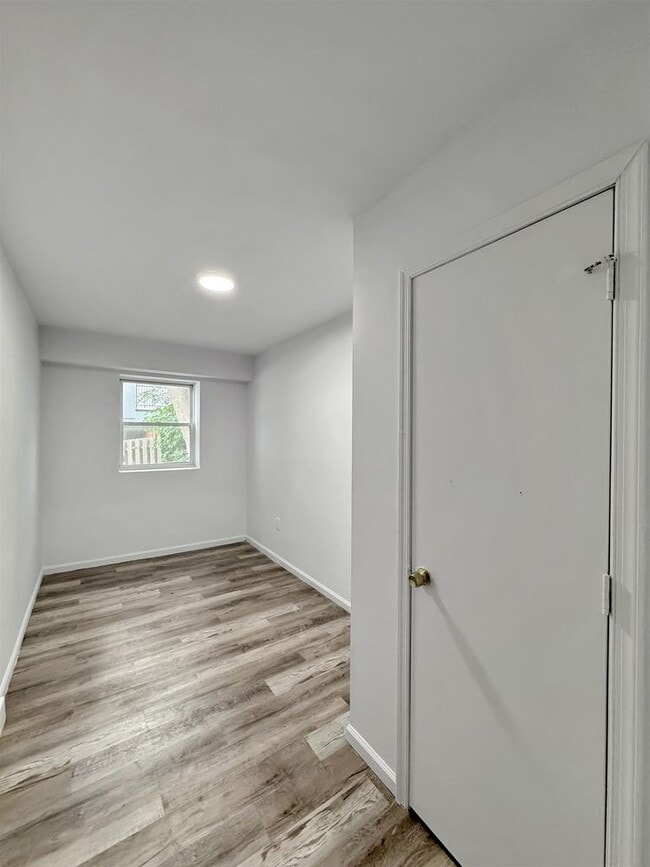Building Photo - 117 Carteret Ave