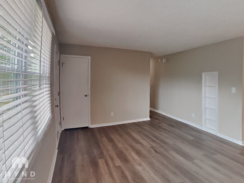 Building Photo - 406 Blair Villa Dr SE