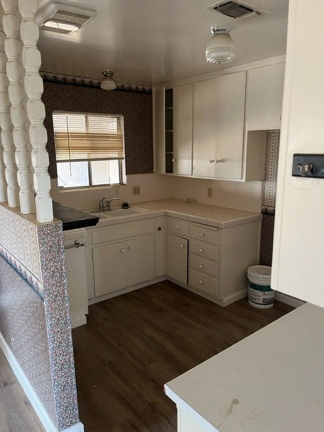 Building Photo - 3 BR 2 Bath