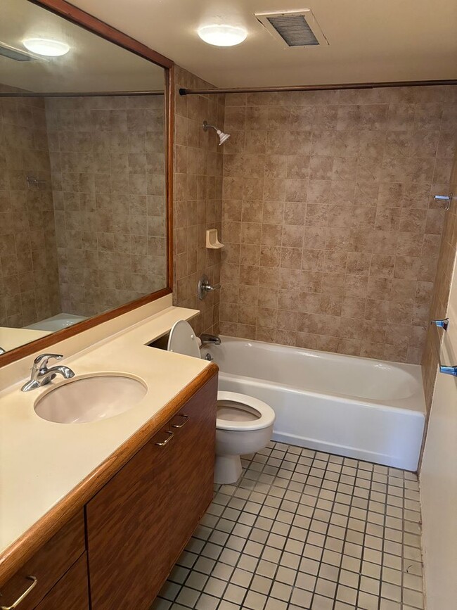 Building Photo - Honolulu Tower - 2 Bdrm/2 Bath/1 Prkg (Chi...