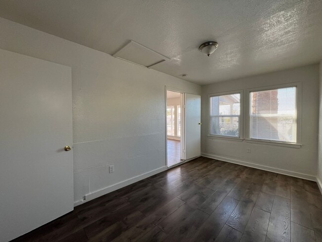 Building Photo - 3 Bedroom 1 bathroom House located near a Schools, Community Park and Public Swimming Pool.