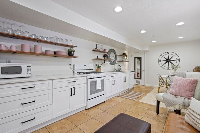 Building Photo - 540 Crestview Dr