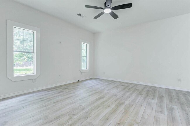 Building Photo - 10910 Maple Leaf St