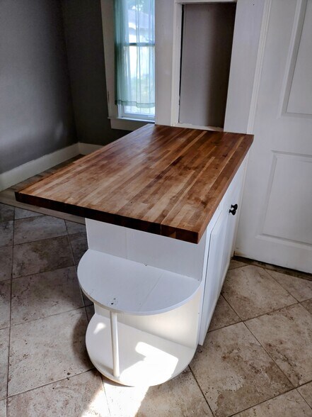 kitchen island - 826 W Lynwood Ave