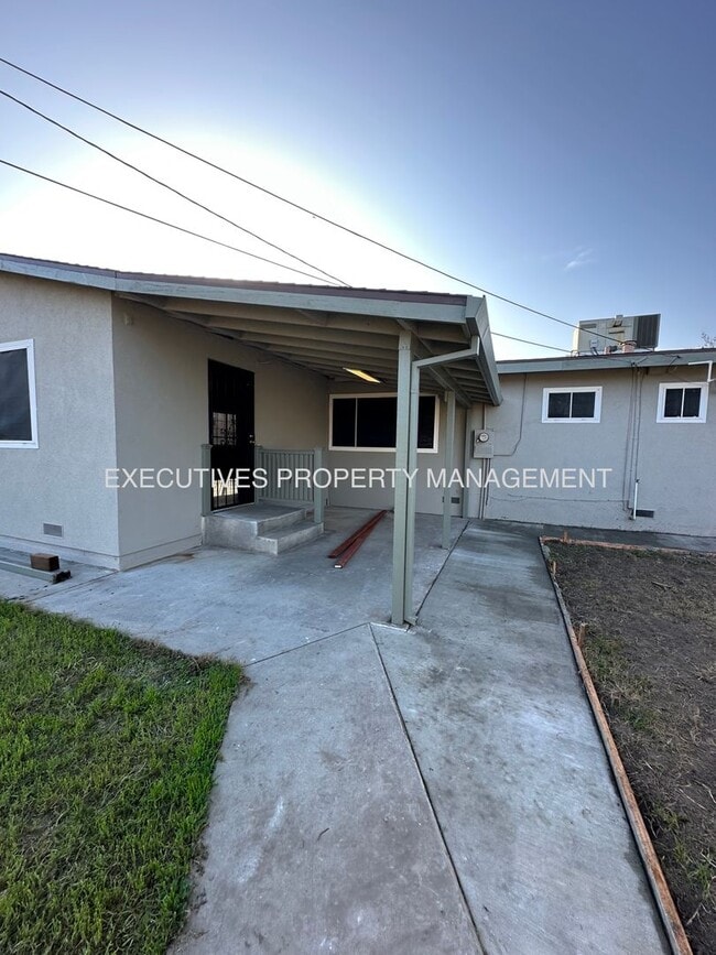 Building Photo - 3220 Dakota St