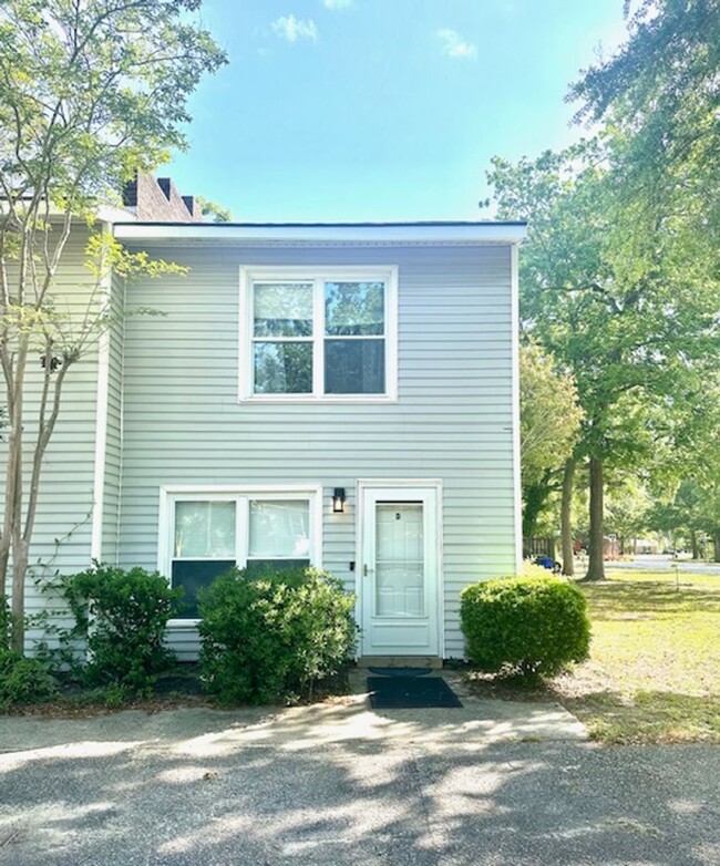 End unit town house walking distance to b... - End unit town  house walking distance to b...