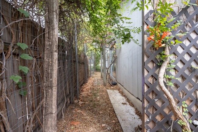 Building Photo - Updated 2 Bedroom, 1 Bath Duplex in a Grea...