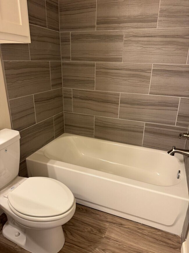 Building Photo - Charming 2 bed/2 bath in gated community The Enclave!