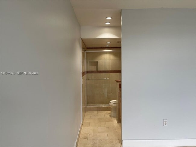 Building Photo - 1250 Lincoln Rd