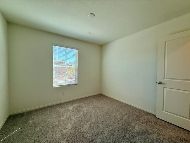 Building Photo - Beautiful Inspirada Townhome! 1/2 off first full month if leased by 5/15/26!