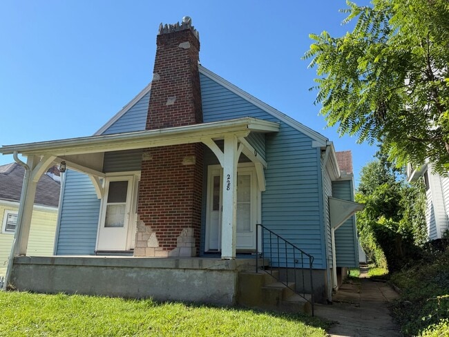 Building Photo - Cute 2 bedroom/1 bath Bunglow with garage in Dayton