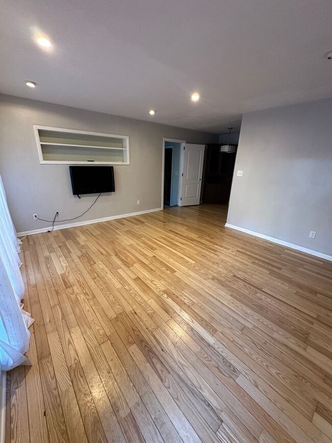 Building Photo - 4 bedroom, 2 bathroom house by TMH! Available now!