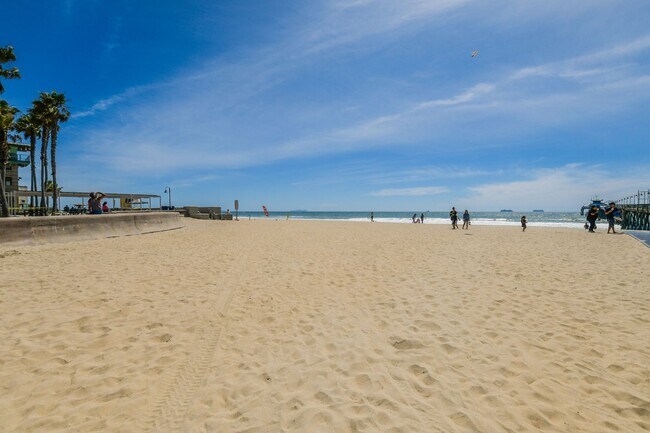 Building Photo - Vacation rental at the beach $2800... or long term $3200 + utilites