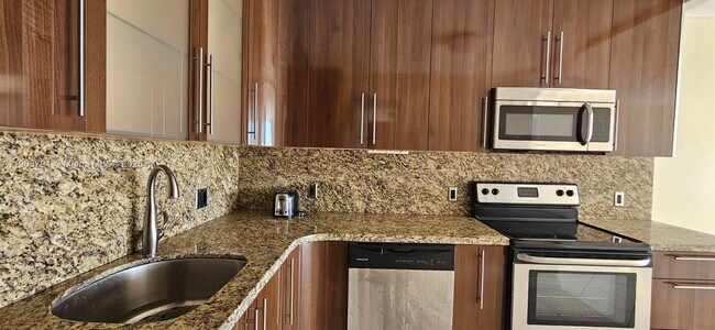 Building Photo - 2025 NE 164th St