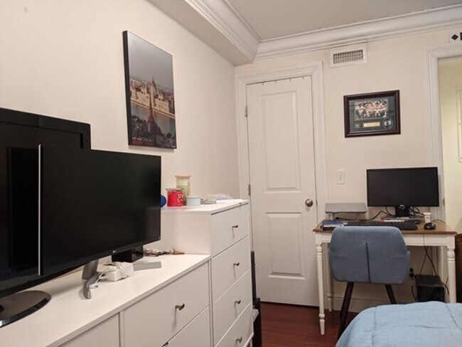 Building Photo - SEPTEMBER 1 North End 2 bedroom