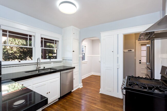 Building Photo - Charming Spanish in Kensington