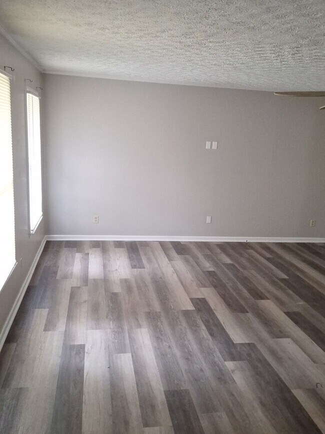 Building Photo - Charming Three Bedroom home available in Phenix City Al!