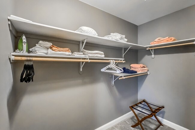 Building Photo - Warm and Luxurious 4 bedroom Executive Estate