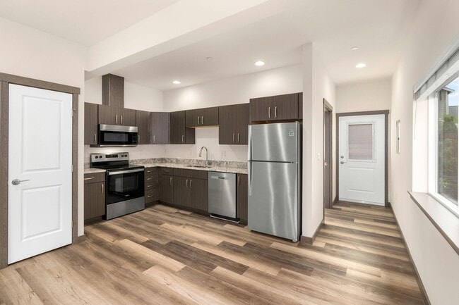 Building Photo - Beautiful Spacious Two Bedroom Townhouse i...