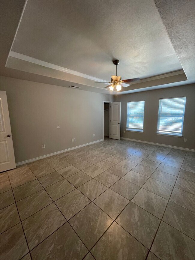 Building Photo - NEW ON MARKET