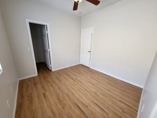 Building Photo - 4 Bedroom House, Private Pool,  Large Pets Welcome