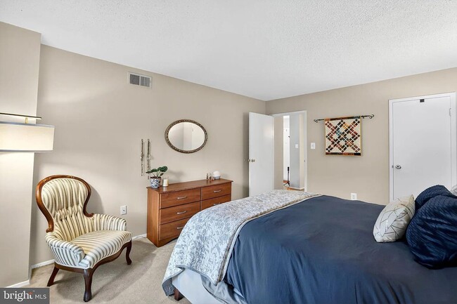 Building Photo - 4500 S Four Mile Run Dr