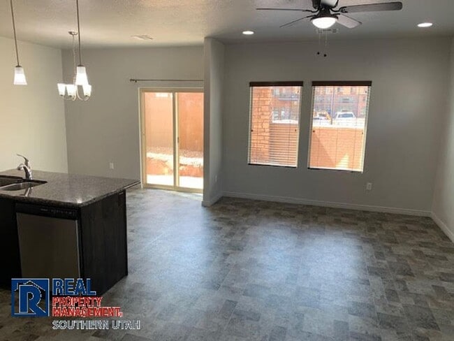 Building Photo - 4 Bedroom townhome