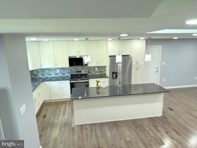 Building Photo - 7810 Newington Woods Dr