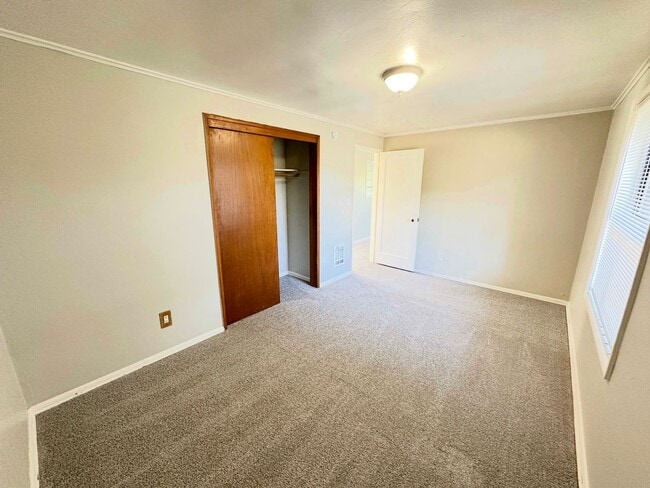 Building Photo - Charming 2BR Home with Garage & Expansive Yard in Ridgecrest area of Shoreline