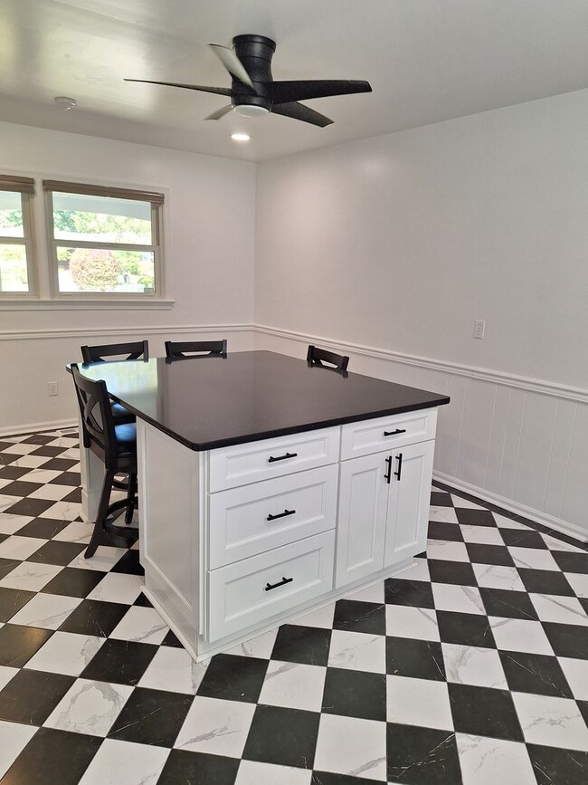 Building Photo - 3 bedroom /2 full bathroom- Yorktown