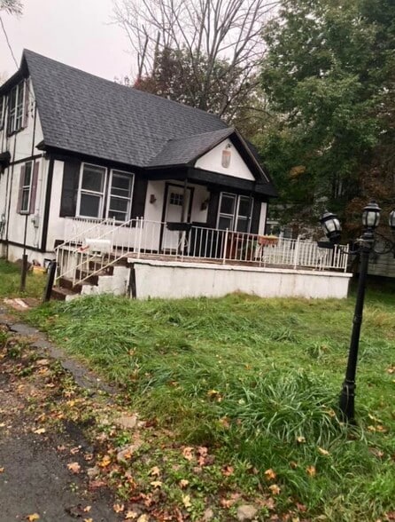 Building Photo - 7 Cottage Street Ext