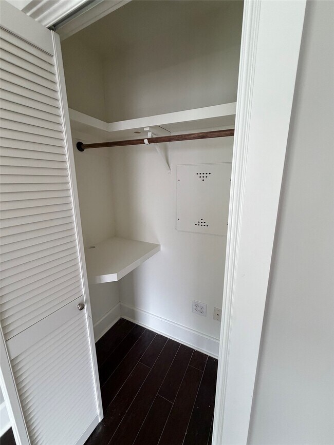 Building Photo - 102 E 5th St