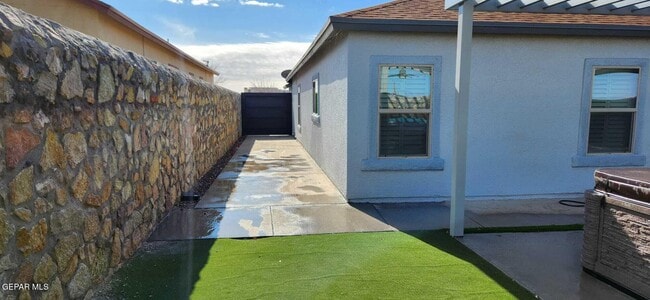 Building Photo - 7369 Dewberry Dr