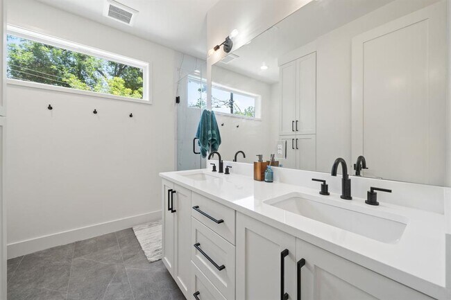 Building Photo - 2609 Willow St