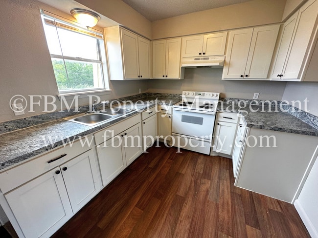Building Photo - 825 Tehuacana Hwy