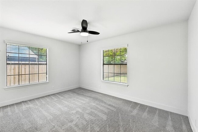 Building Photo - 6906 Twin Crest Dr
