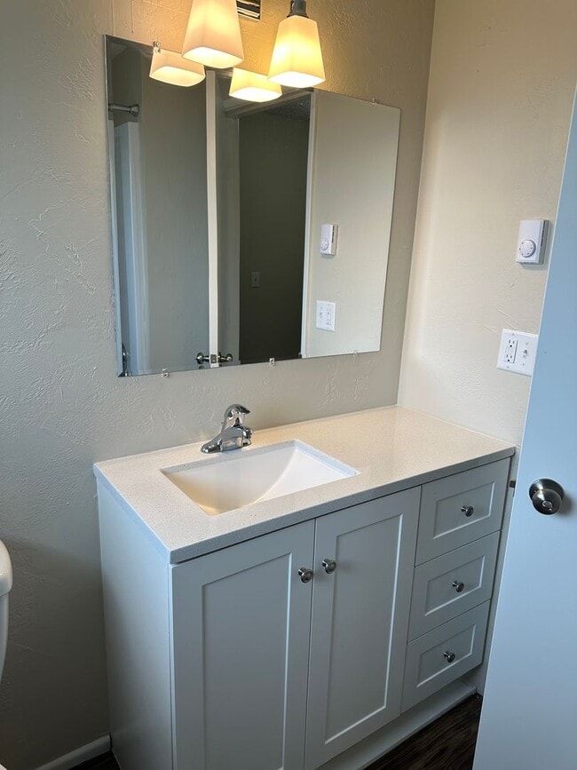 Building Photo - Unique 4 bed 1 1/2 bath duplex in Springfi...