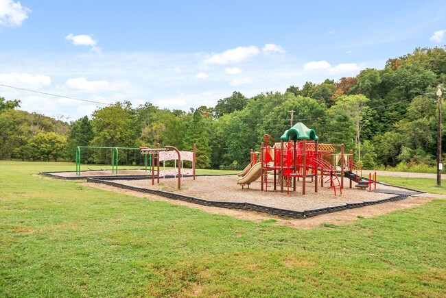 Building Photo - Beautiful townhome in Clarksville!