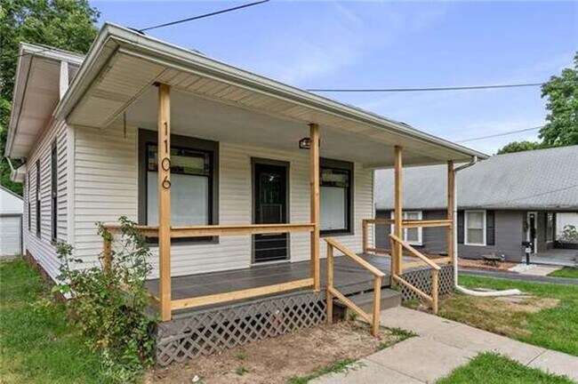 Building Photo - Charming 3 Bed, 3 Bath Bungalow in Independence!