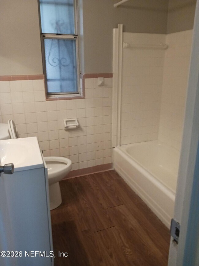 Building Photo - 1553 W 19th St