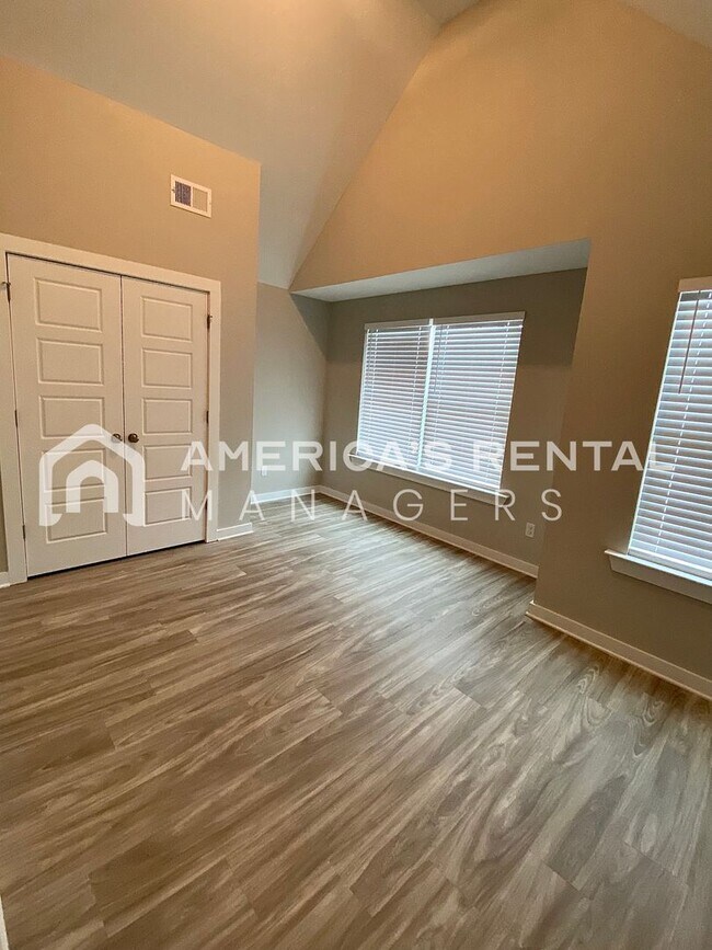 Building Photo - 255 Creek Run Way