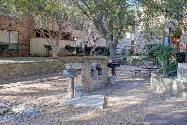 Building Photo - Coming in March! Gated 2BR/2BA Condo in N Arlington!