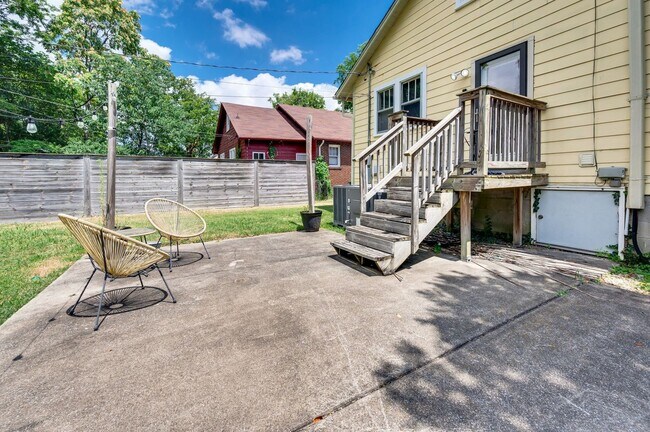 Building Photo - Walk to Hillsboro Village – 24th Ave S Gem!