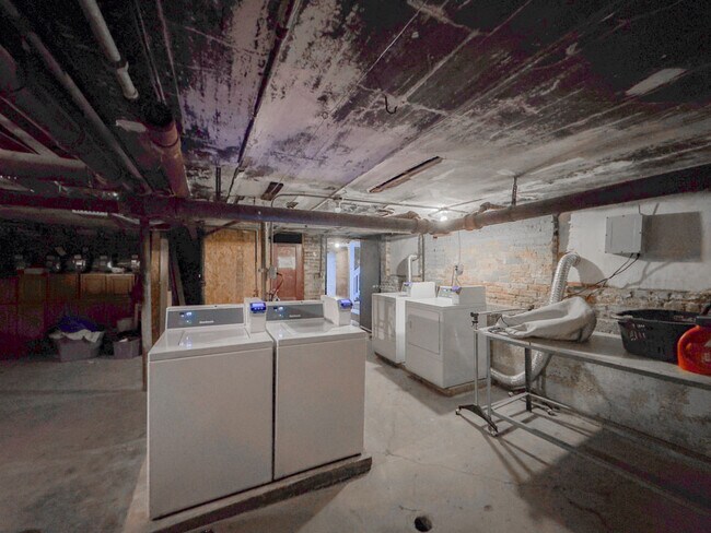 Building Photo - 4424 N Wolcott Ave