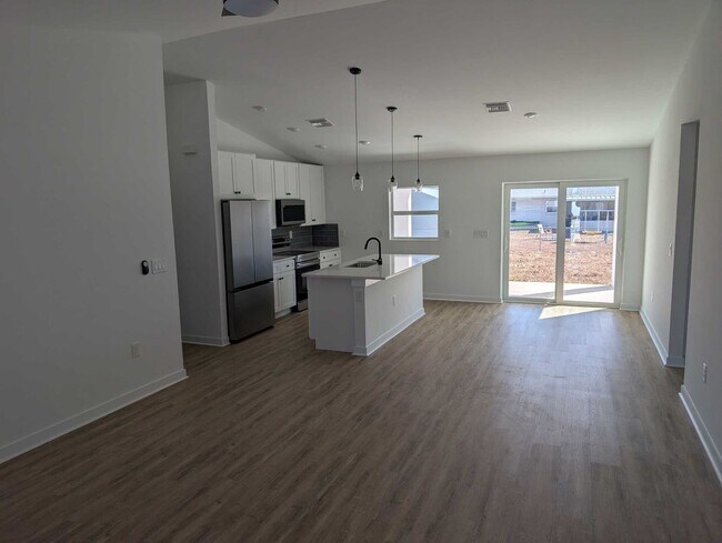 Building Photo - 1423 NE 12th Pl