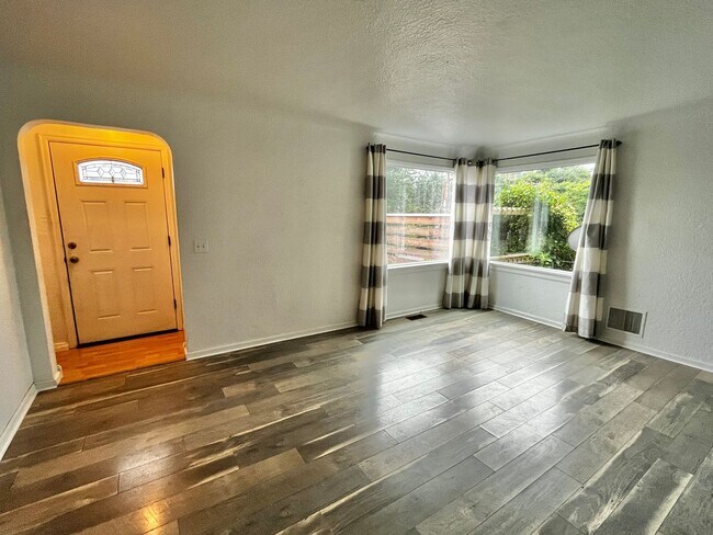 Building Photo - Cozy Bremerton Home on Large Corner Lot