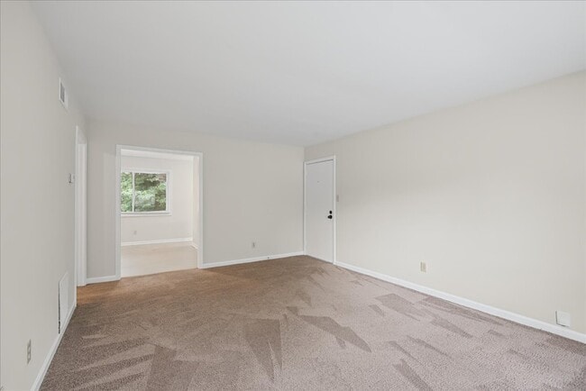 Building Photo - 2430 Coosawattee Dr NE