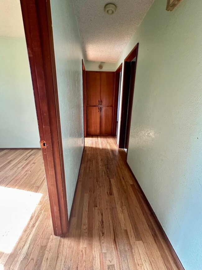 Building Photo - 3 bedroom, single level, 3-car garage spac...